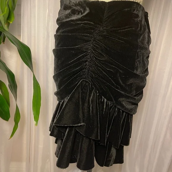 🔴SOLD🔴 Zara Black Velvet Ruched Asymmetrical Ruffle Mini Skirt Size Large - Picture 3 of 3